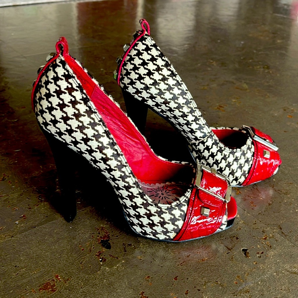 Houndstooth/Red open toed pump